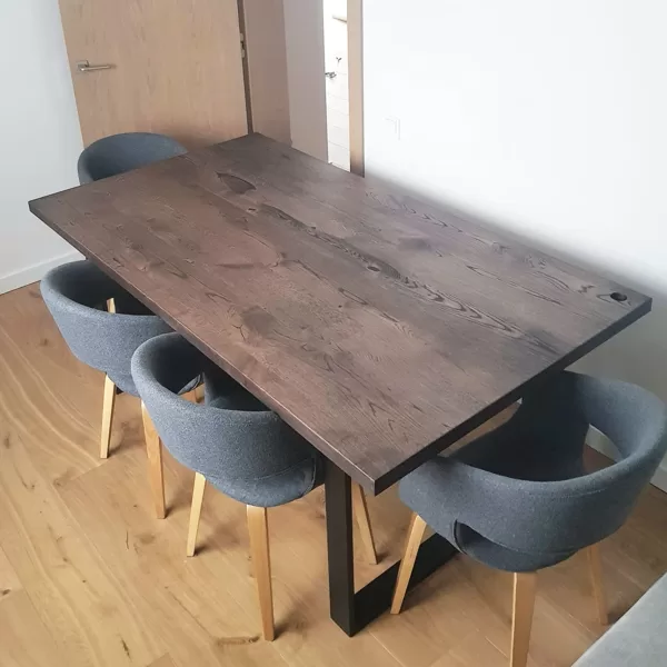 ĄŽUOLINIS VALGOMOJO STALAS