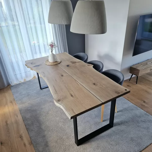 ĄŽUOLINIS VALGOMOJO STALAS
